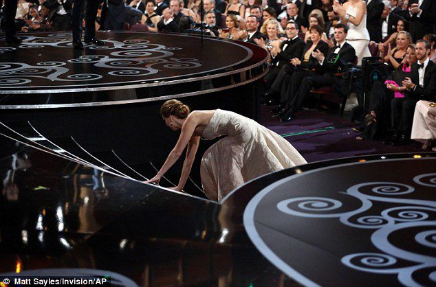 Jennifer Lawrence เปิดเผยถึงช่วงเวลาที่ล้มบนเวทีออสการ์