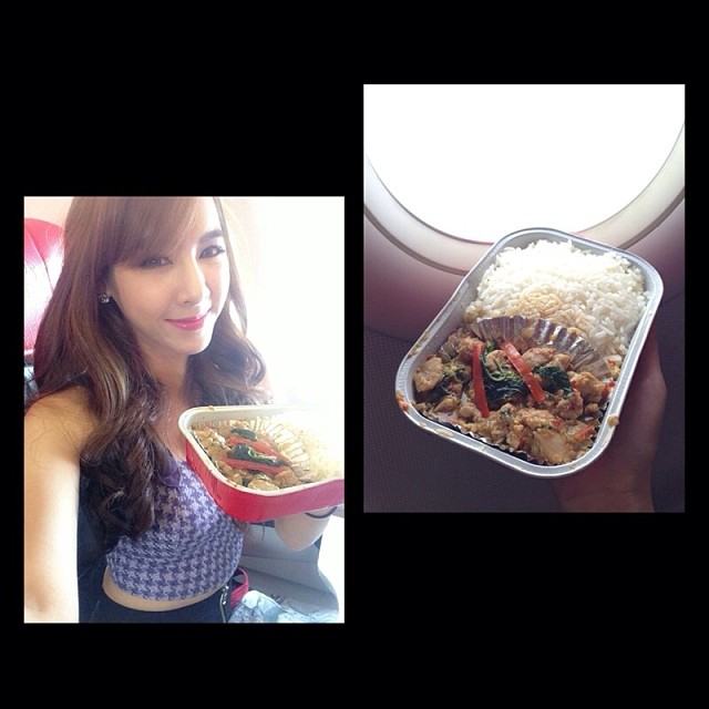 สาวๆ มาอวดอาหารลอยฟ้าบนเครื่อง Air Asia