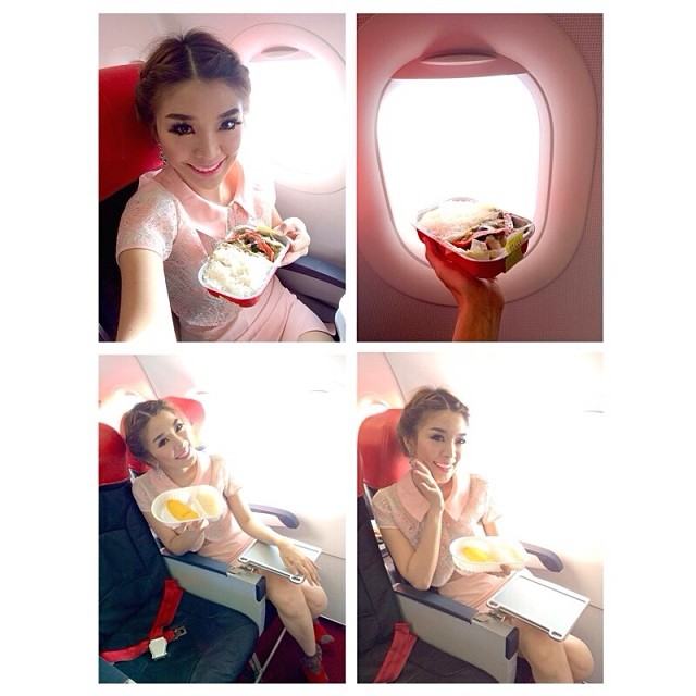 สาวๆ มาอวดอาหารลอยฟ้าบนเครื่อง Air Asia