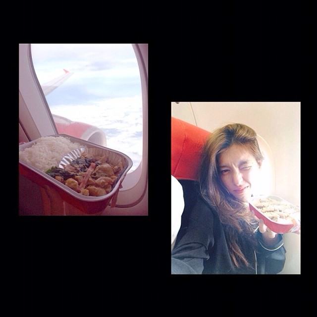สาวๆ มาอวดอาหารลอยฟ้าบนเครื่อง Air Asia