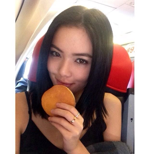 สาวๆ มาอวดอาหารลอยฟ้าบนเครื่อง Air Asia
