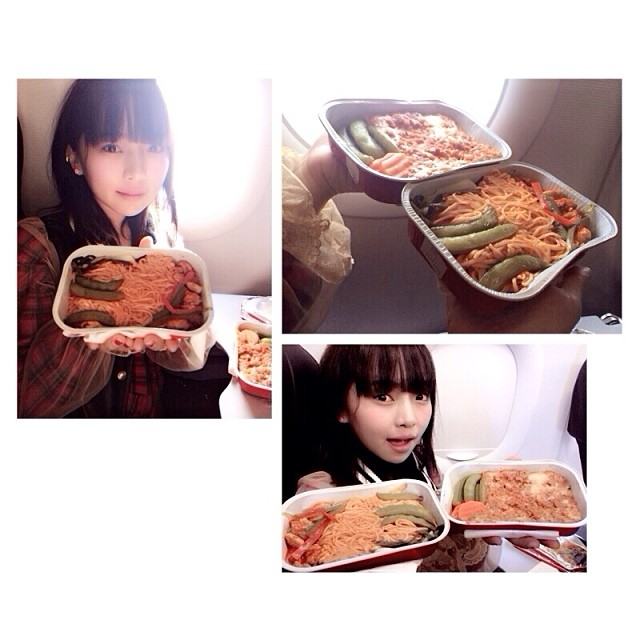 สาวๆ มาอวดอาหารลอยฟ้าบนเครื่อง Air Asia