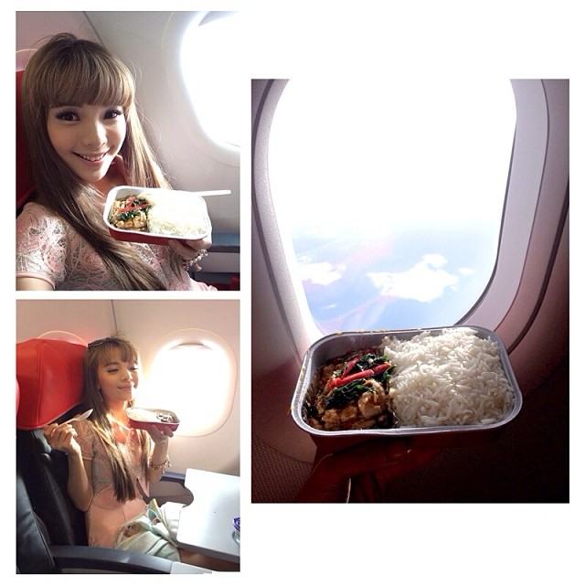 สาวๆ มาอวดอาหารลอยฟ้าบนเครื่อง Air Asia