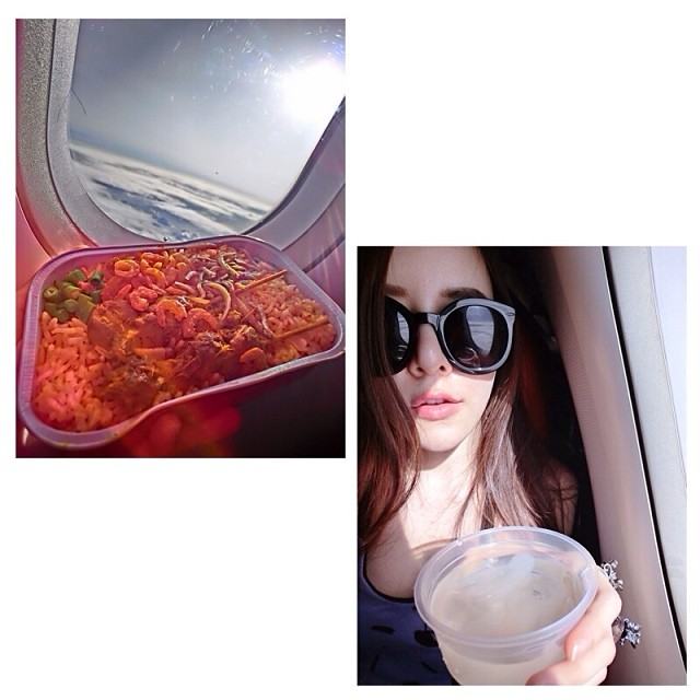 สาวๆ มาอวดอาหารลอยฟ้าบนเครื่อง Air Asia