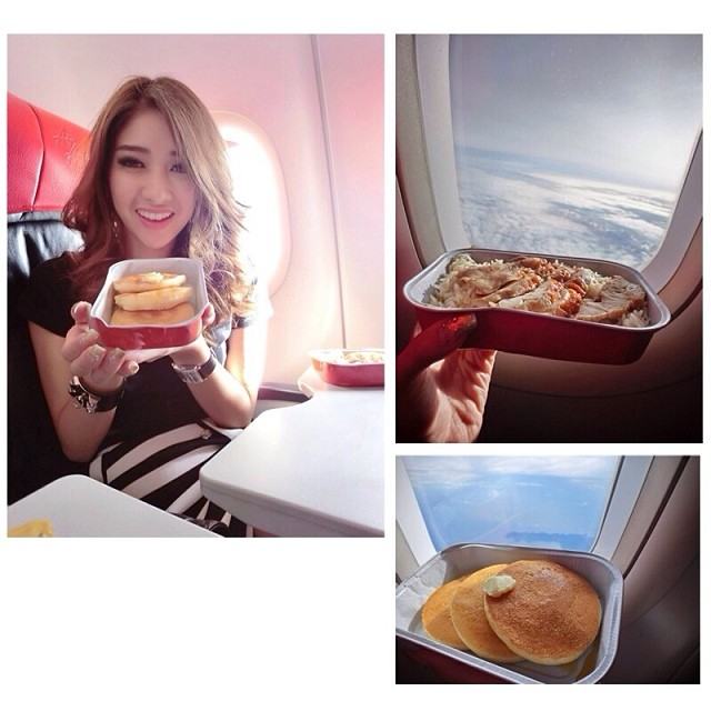 สาวๆ มาอวดอาหารลอยฟ้าบนเครื่อง Air Asia
