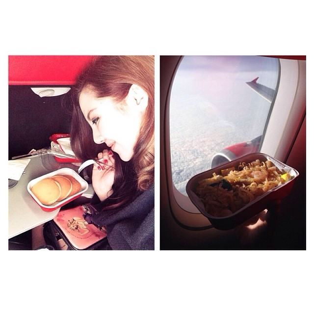 สาวๆ มาอวดอาหารลอยฟ้าบนเครื่อง Air Asia
