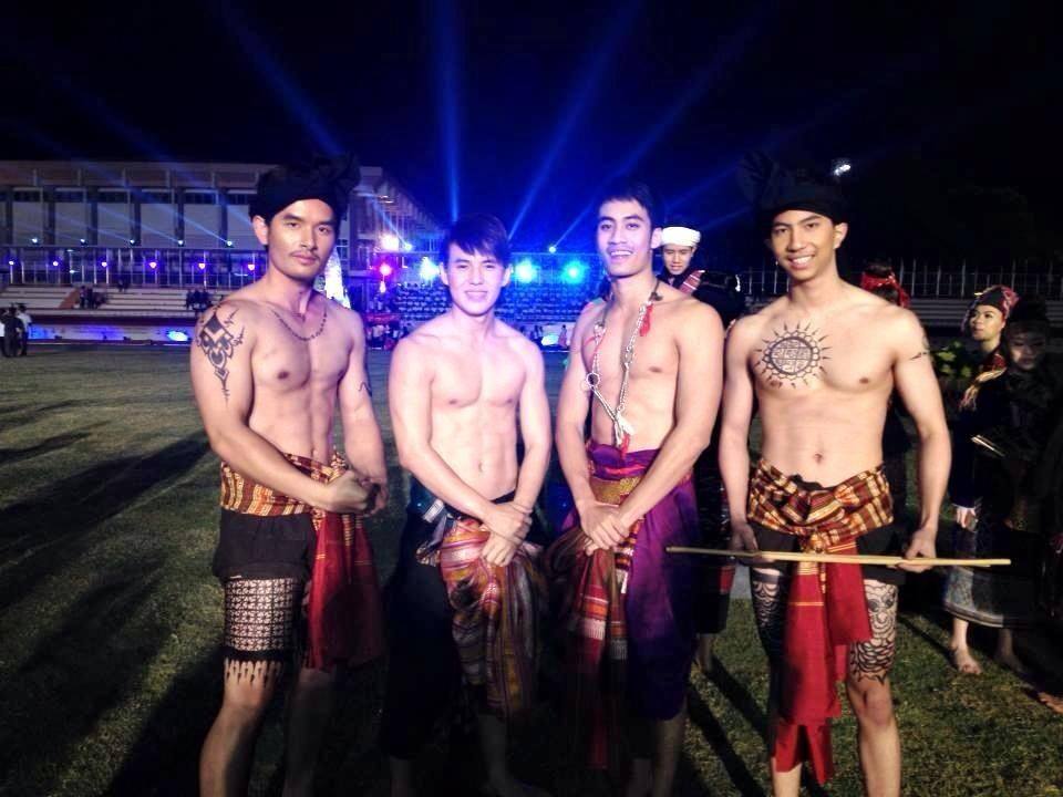 หนุ่มๆ จากพิธีเปิดกีฬา "มอดินแดงเกมส์"