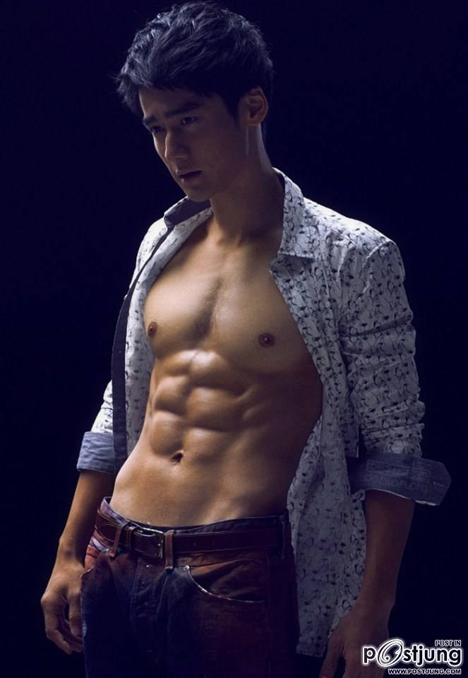 ตี๋เข้ม กล้ามท้องแกร่ง