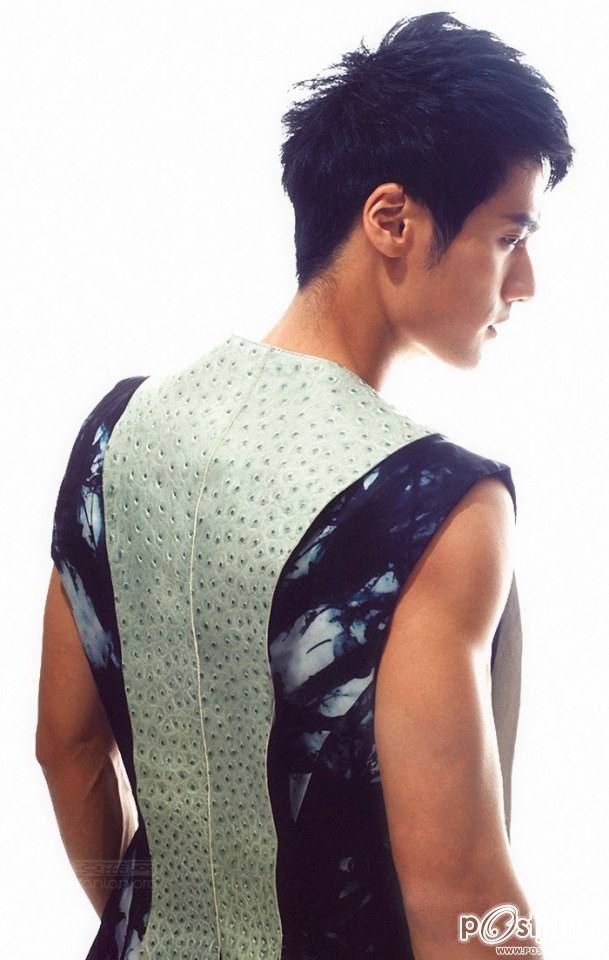 ตี๋เข้ม กล้ามท้องแกร่ง