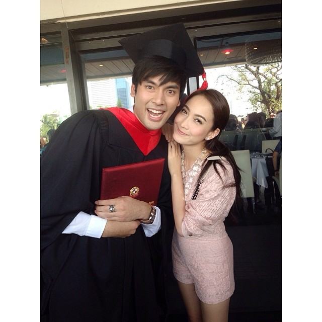 ยินดีด้วยจ้า บอมบ์ ธนิน มนูญศิลป์ ดาวรุ่งมาแรงของช่อง 3 รับปริญญาจากเอเบค เพื่อนดาราร่วมยินดีเพียบ!!