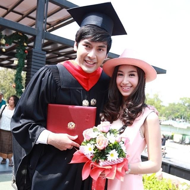 ยินดีด้วยจ้า บอมบ์ ธนิน มนูญศิลป์ ดาวรุ่งมาแรงของช่อง 3 รับปริญญาจากเอเบค เพื่อนดาราร่วมยินดีเพียบ!!