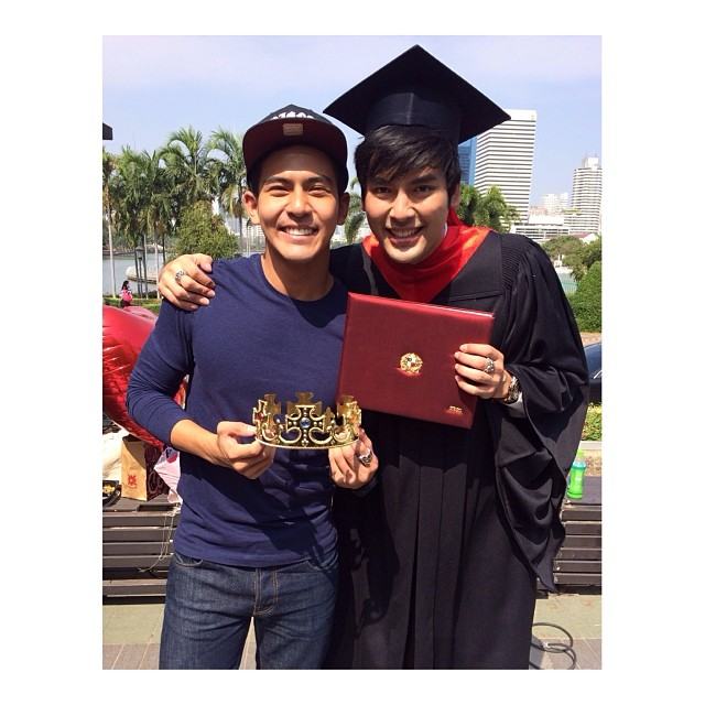 ยินดีด้วยจ้า บอมบ์ ธนิน มนูญศิลป์ ดาวรุ่งมาแรงของช่อง 3 รับปริญญาจากเอเบค เพื่อนดาราร่วมยินดีเพียบ!!