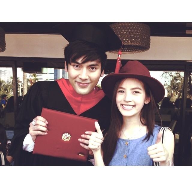 ยินดีด้วยจ้า บอมบ์ ธนิน มนูญศิลป์ ดาวรุ่งมาแรงของช่อง 3 รับปริญญาจากเอเบค เพื่อนดาราร่วมยินดีเพียบ!!