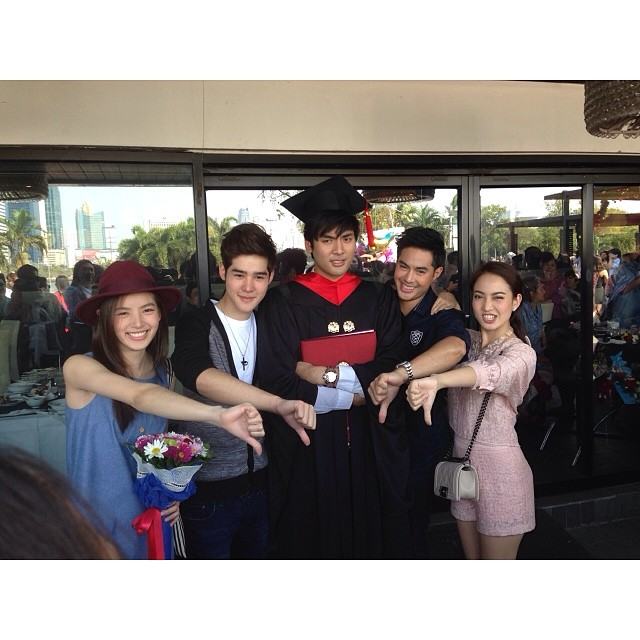 ยินดีด้วยจ้า บอมบ์ ธนิน มนูญศิลป์ ดาวรุ่งมาแรงของช่อง 3 รับปริญญาจากเอเบค เพื่อนดาราร่วมยินดีเพียบ!!