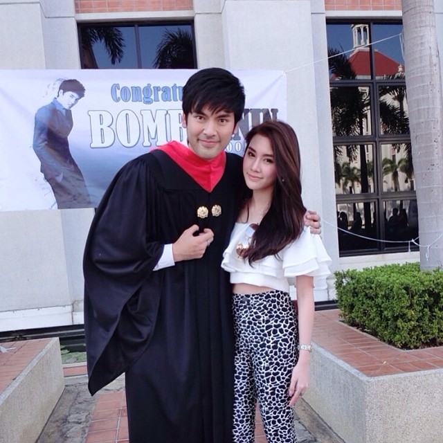 ยินดีด้วยจ้า บอมบ์ ธนิน มนูญศิลป์ ดาวรุ่งมาแรงของช่อง 3 รับปริญญาจากเอเบค เพื่อนดาราร่วมยินดีเพียบ!!