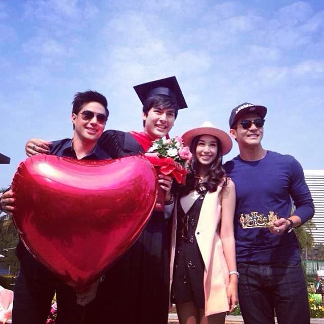ยินดีด้วยจ้า บอมบ์ ธนิน มนูญศิลป์ ดาวรุ่งมาแรงของช่อง 3 รับปริญญาจากเอเบค เพื่อนดาราร่วมยินดีเพียบ!!