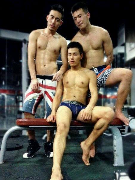 ใครหล่อกว่ากัน