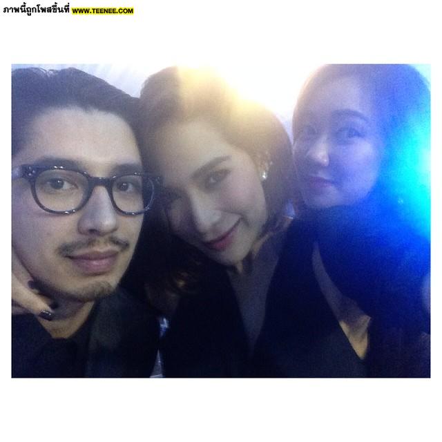 ว่ากันว่า หนุ่มแว่นมาดเท่ห์คนนี้ คือกิ๊กคนใหม่ของสาวพลอย จริงไม่จริงยังไง ต้องลุ้นกันจ้า!!