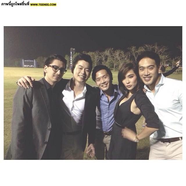 ว่ากันว่า หนุ่มแว่นมาดเท่ห์คนนี้ คือกิ๊กคนใหม่ของสาวพลอย จริงไม่จริงยังไง ต้องลุ้นกันจ้า!!