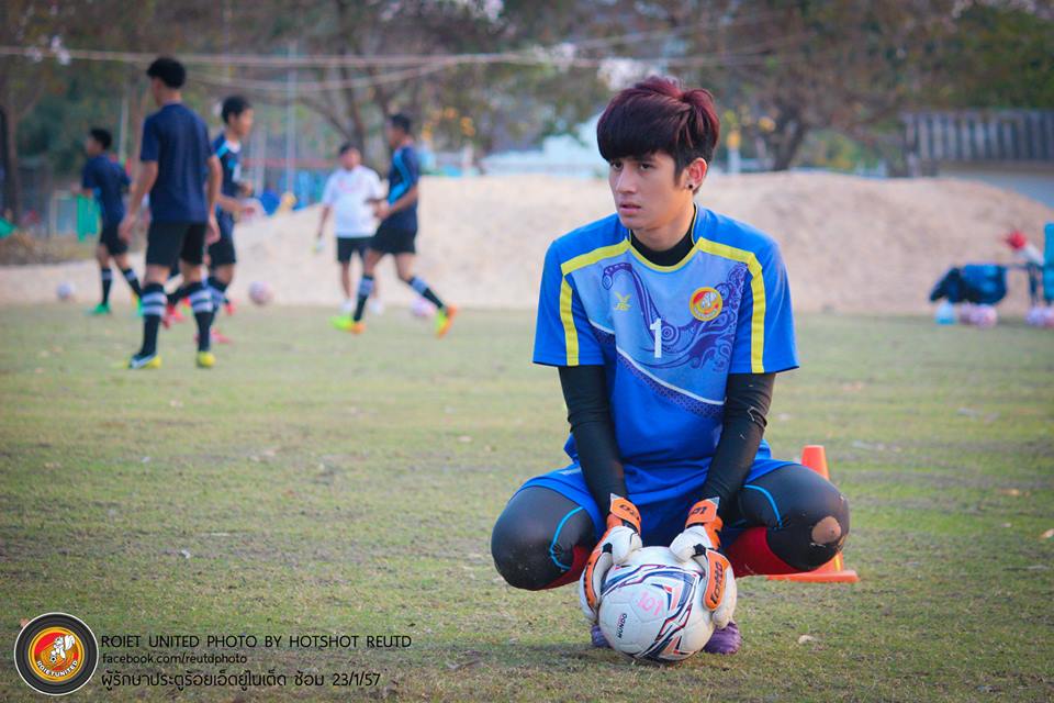 จูเนียร์-ปฐมทัตน์ สุดประเสริฐ ผู้รักษาประตูหน้าหล่อ ทีมร้อยเอ็ดยูไนเต็ด