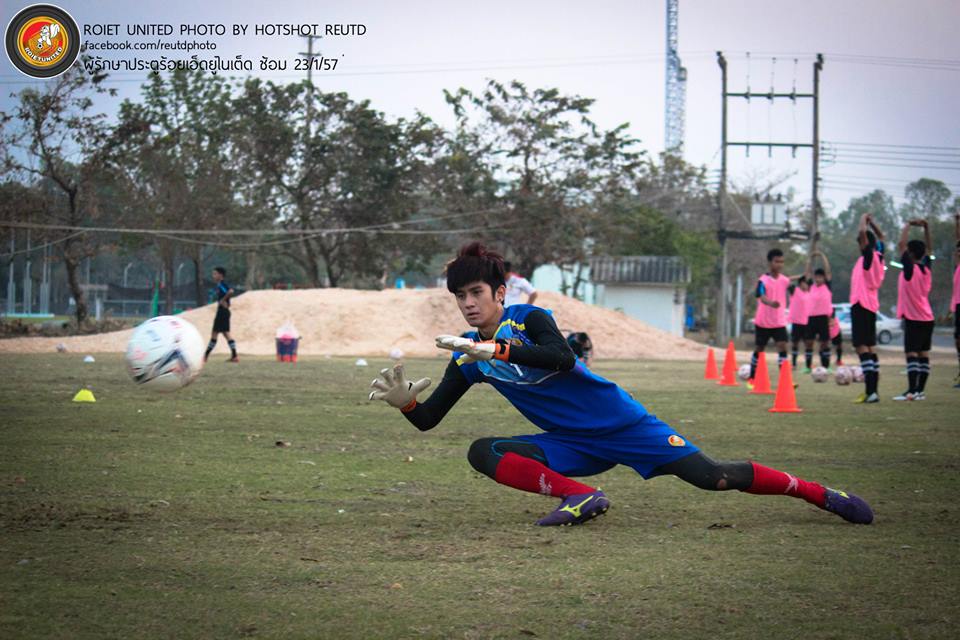 จูเนียร์-ปฐมทัตน์ สุดประเสริฐ ผู้รักษาประตูหน้าหล่อ ทีมร้อยเอ็ดยูไนเต็ด