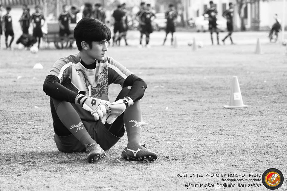 จูเนียร์-ปฐมทัตน์ สุดประเสริฐ ผู้รักษาประตูหน้าหล่อ ทีมร้อยเอ็ดยูไนเต็ด