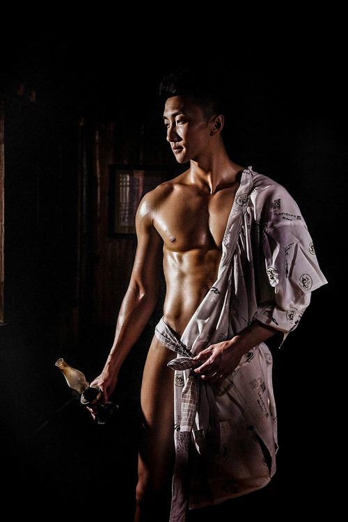 หนุ่มในถังน้ำ