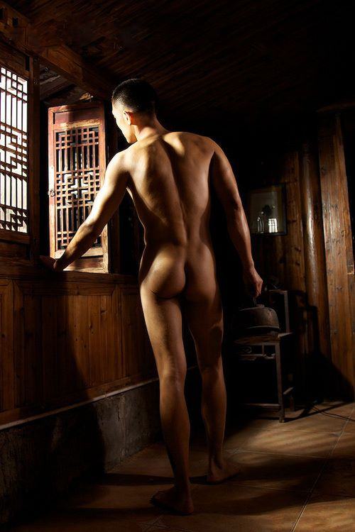 หนุ่มในถังน้ำ