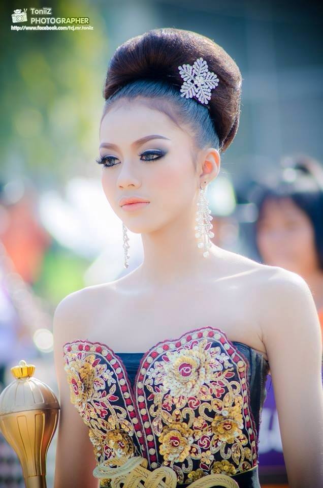 ดรัมเมเยอร์ไม้1 คณะสีแสด โรงเรียนธาตุนารายณ์วิทยา