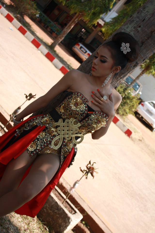 ดรัมเมเยอร์ไม้1 คณะสีแสด โรงเรียนธาตุนารายณ์วิทยา