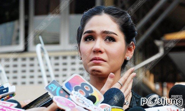 “ชมพู่ อารยา”ร่ำไห้รดน้ำศพพ่อ เสียใจกลับมาไม่ทันดูใจหลังต้องบินไปทำงานที่ญี่ปุ่น