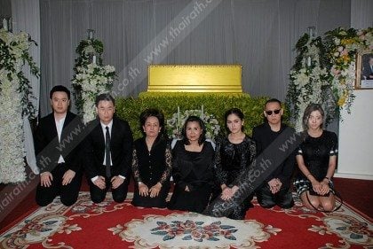 “ชมพู่ อารยา”ร่ำไห้รดน้ำศพพ่อ เสียใจกลับมาไม่ทันดูใจหลังต้องบินไปทำงานที่ญี่ปุ่น