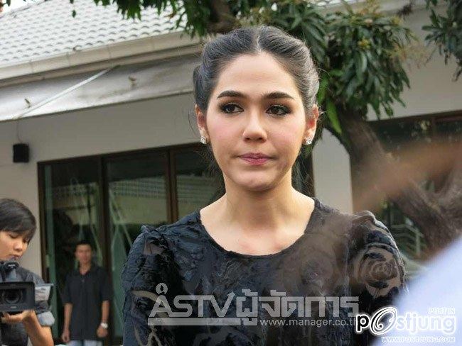 “ชมพู่ อารยา”ร่ำไห้รดน้ำศพพ่อ เสียใจกลับมาไม่ทันดูใจหลังต้องบินไปทำงานที่ญี่ปุ่น