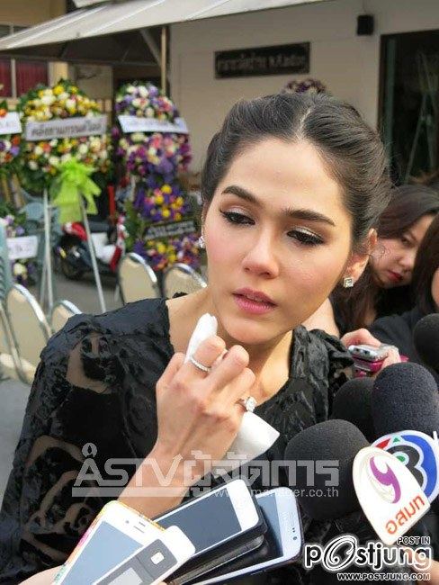 “ชมพู่ อารยา”ร่ำไห้รดน้ำศพพ่อ เสียใจกลับมาไม่ทันดูใจหลังต้องบินไปทำงานที่ญี่ปุ่น