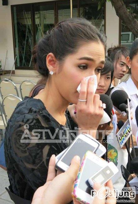 “ชมพู่ อารยา”ร่ำไห้รดน้ำศพพ่อ เสียใจกลับมาไม่ทันดูใจหลังต้องบินไปทำงานที่ญี่ปุ่น