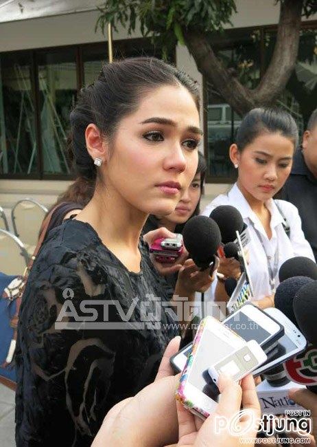 “ชมพู่ อารยา”ร่ำไห้รดน้ำศพพ่อ เสียใจกลับมาไม่ทันดูใจหลังต้องบินไปทำงานที่ญี่ปุ่น