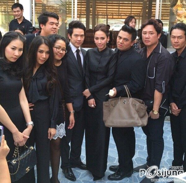 งานพระราชธานเพลิงศพ คุณตา อั้ม พัชราภา เพื่อนๆในวงการร่วมแสดงความเสียใจคับคั่ง