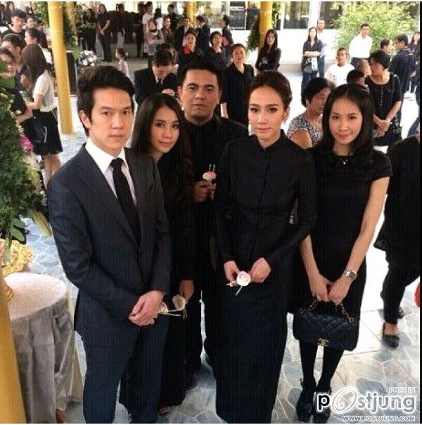 งานพระราชธานเพลิงศพ คุณตา อั้ม พัชราภา เพื่อนๆในวงการร่วมแสดงความเสียใจคับคั่ง