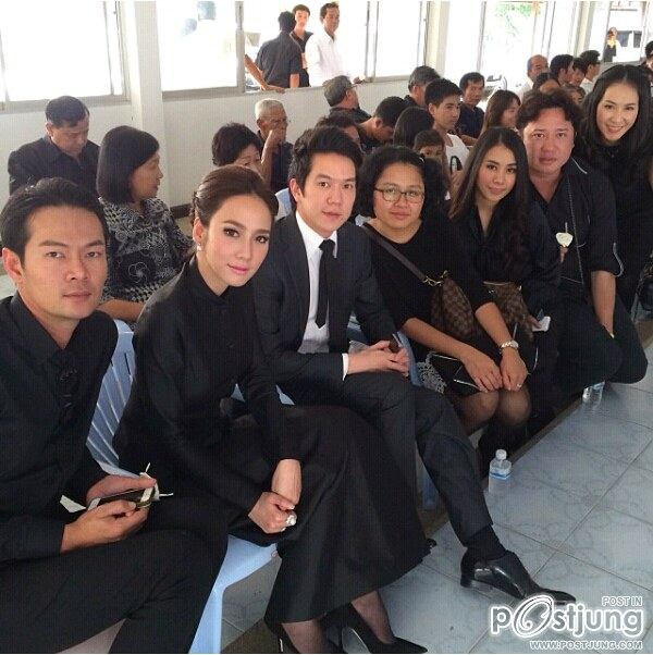 งานพระราชธานเพลิงศพ คุณตา อั้ม พัชราภา เพื่อนๆในวงการร่วมแสดงความเสียใจคับคั่ง