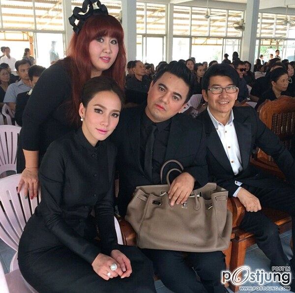 งานพระราชธานเพลิงศพ คุณตา อั้ม พัชราภา เพื่อนๆในวงการร่วมแสดงความเสียใจคับคั่ง