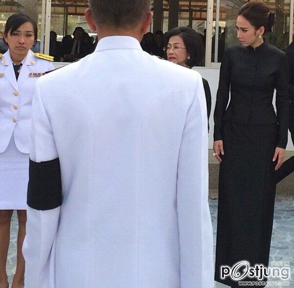 งานพระราชธานเพลิงศพ คุณตา อั้ม พัชราภา เพื่อนๆในวงการร่วมแสดงความเสียใจคับคั่ง