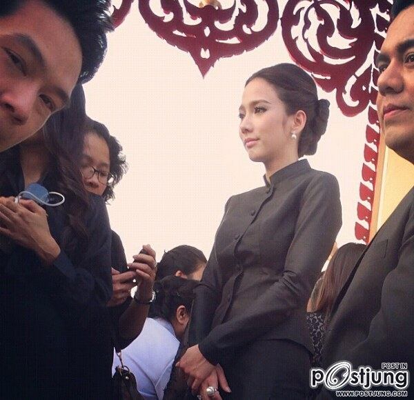 งานพระราชธานเพลิงศพ คุณตา อั้ม พัชราภา เพื่อนๆในวงการร่วมแสดงความเสียใจคับคั่ง