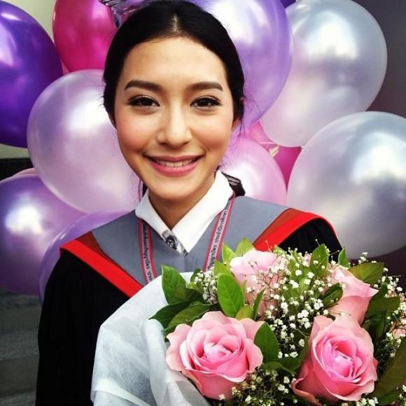 นางเอก เรียนดี จบเกียรตินิยม