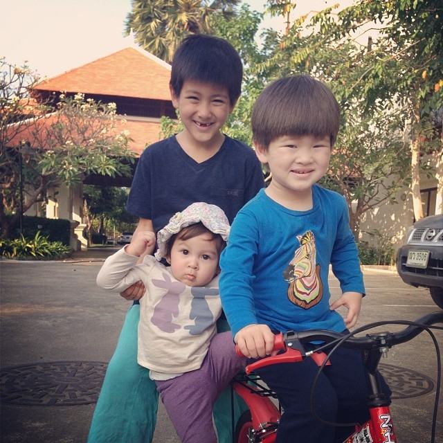 ลูกแหม่ม คัทลียา คนโตหน้าไทย คนกลางหน้าตี๋ คนเล็กหน้าฝรั่ง