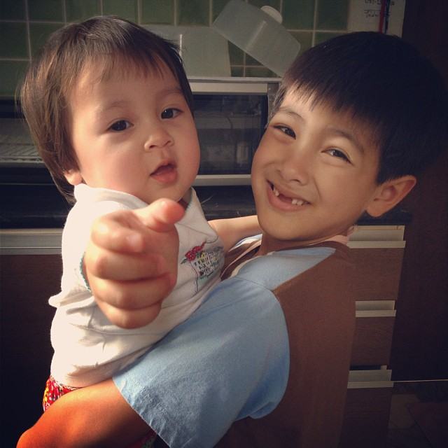 ลูกแหม่ม คัทลียา คนโตหน้าไทย คนกลางหน้าตี๋ คนเล็กหน้าฝรั่ง