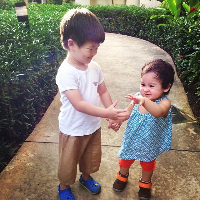 ลูกแหม่ม คัทลียา คนโตหน้าไทย คนกลางหน้าตี๋ คนเล็กหน้าฝรั่ง