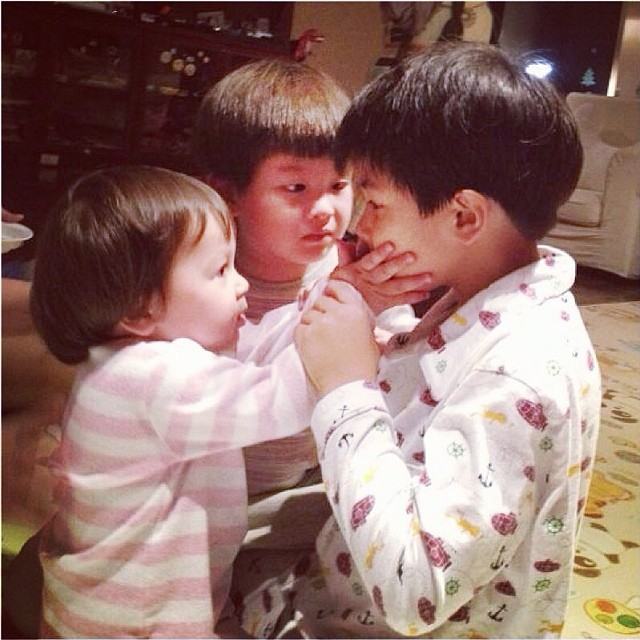ลูกแหม่ม คัทลียา คนโตหน้าไทย คนกลางหน้าตี๋ คนเล็กหน้าฝรั่ง