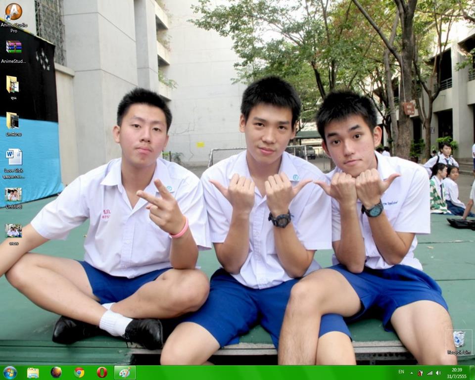 หนุ่ม ม. ปลาย กางเ้กงน้ำเงิน