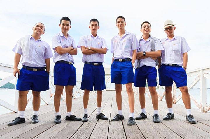 หนุ่ม ม. ปลาย กางเ้กงน้ำเงิน