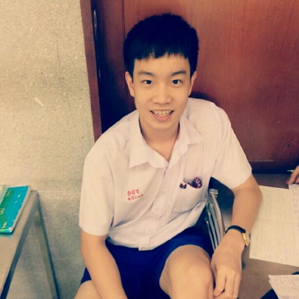 หนุ่ม ม. ปลาย กางเ้กงน้ำเงิน